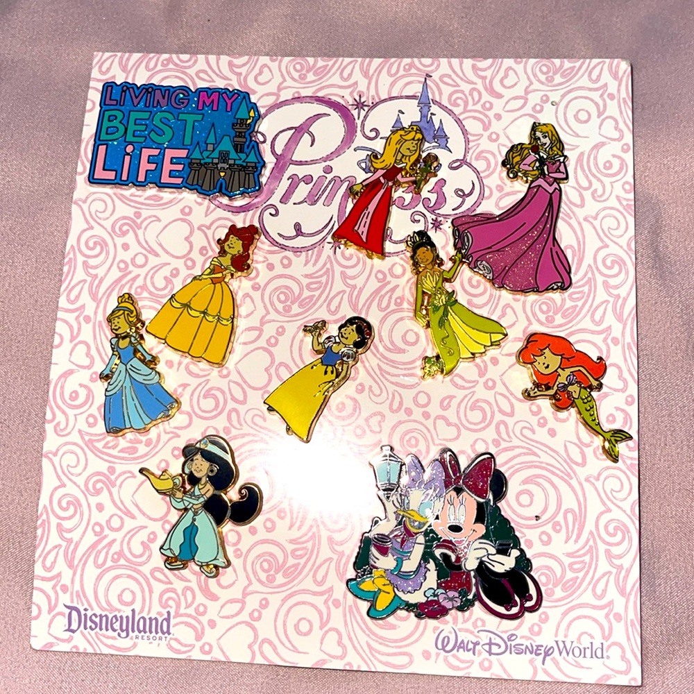 8 Disney princess pins with 2 free extra pins, new